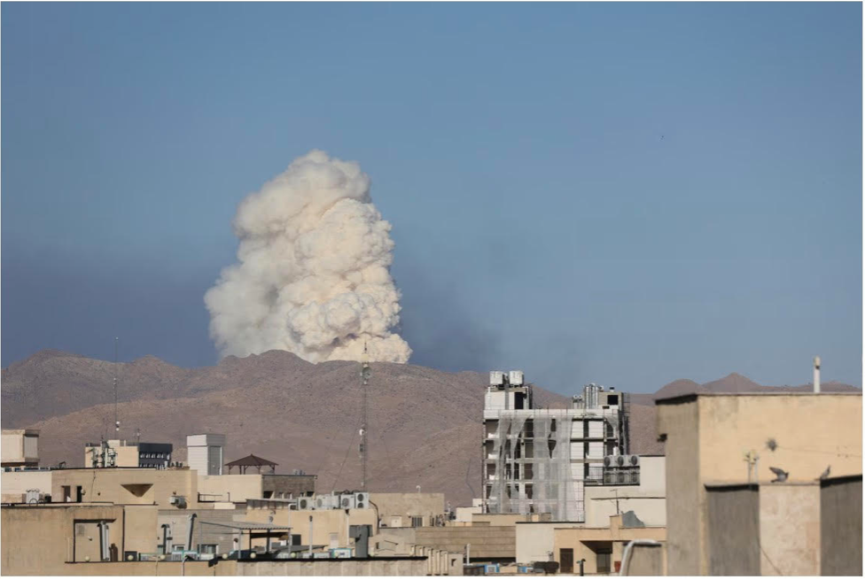 Khói bay lên từ một địa điểm thuộc thủ đô Tehran của Iran sau cuộc tấn công của Israel, ngày 18/6. (Ảnh: WANA) Khói bay lên từ một địa điểm thuộc thủ đô Tehran của Iran sau cuộc tấn công của Israel, ngày 18/6. (Ảnh: WANA)