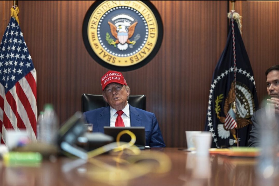 Tổng thống Trump tại Phòng Tình huống Nhà Trắng để theo dõi chiến dịch ném bom các cơ sở hạt nhân Iran. (Ảnh: AP) Tổng thống Trump tại Phòng Tình huống Nhà Trắng để theo dõi chiến dịch ném bom các cơ sở hạt nhân Iran. (Ảnh: AP)