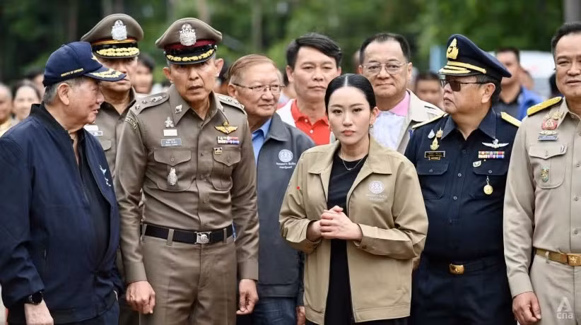 Thủ tướng Thái Lan Paetongtarn Shinawatra cùng Bộ trưởng Quốc phòng Phumtham Wechayachai và Bộ trưởng Nội vụ Anutin Charnvirakul thị sát vùng biên giới ngày 11/6. (Ảnh: CNA)