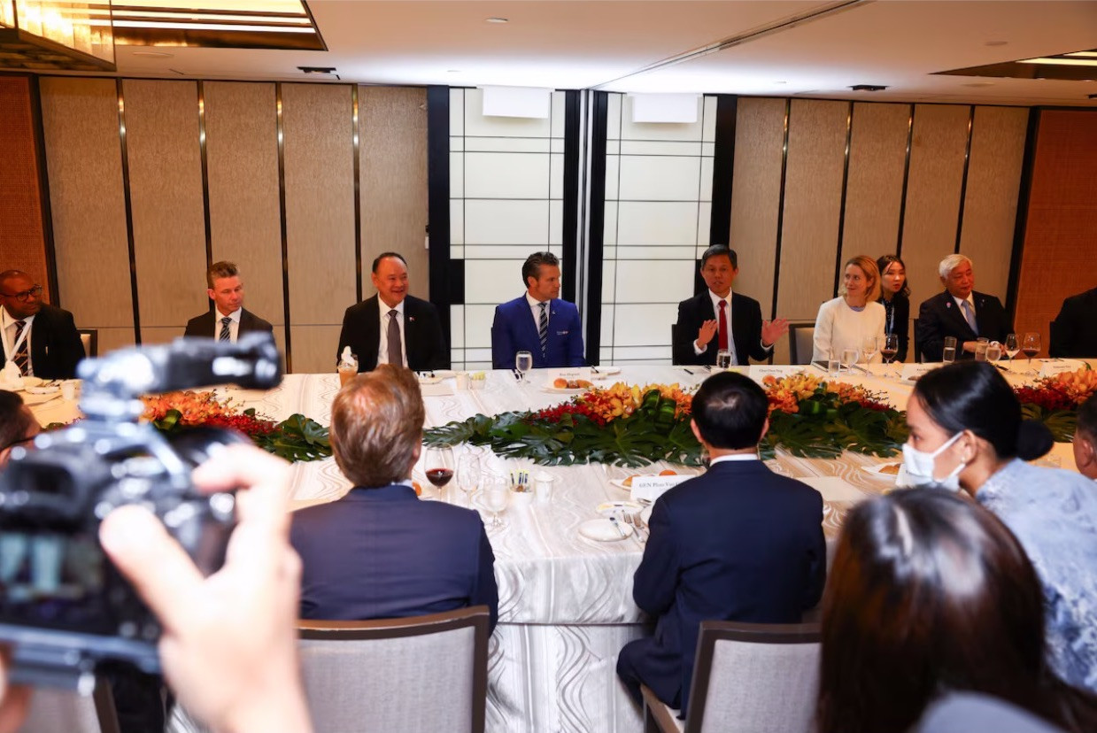 Bộ trưởng Quốc phòng Mỹ Pete Hegseth, Bộ trưởng Quốc phòng Singapore Chan Chun Sing và Cao uỷ phụ trách đối ngoại và an ninh Liên minh châu Âu Kaja Kallas dự bữa tối bên lề Đối thoại Shangri-La ở Singapore, ngày 31/5. (Ảnh: Reuters)