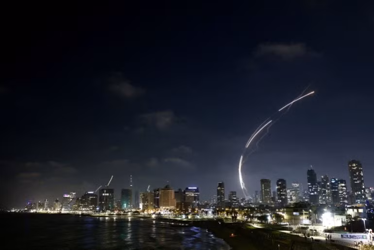 Tên lửa Iran bị đánh chặn trên bầu trời Tel Aviv tối 13/6. (Ảnh: Reuters)
