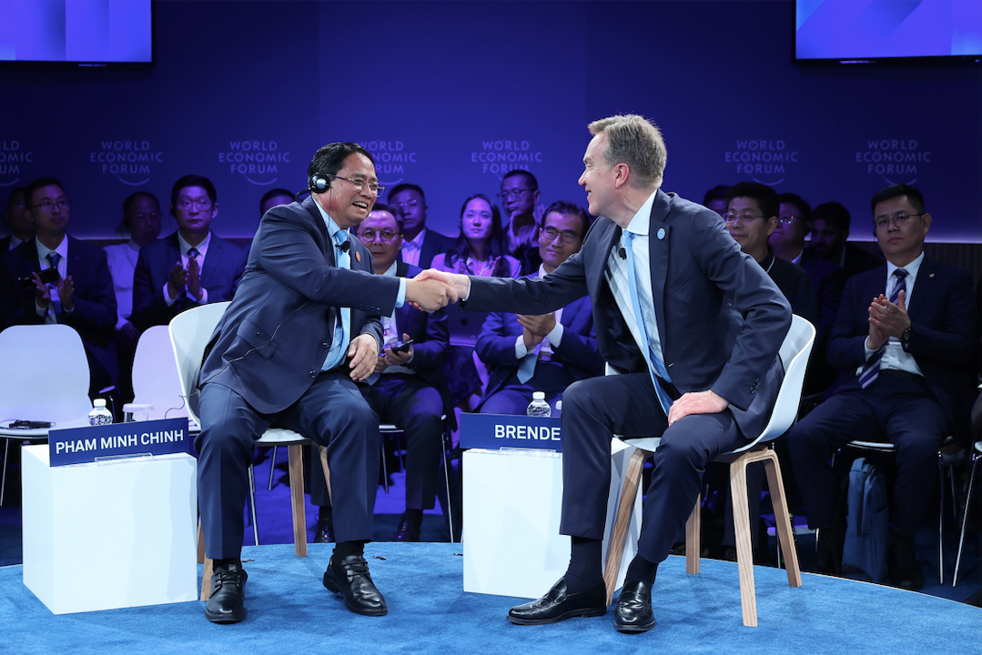 Thủ tướng Phạm Minh Chính trong phiên đối thoại cá nhân với Chủ tịch điều hành WEF Borge Brende. Ảnh: VGP