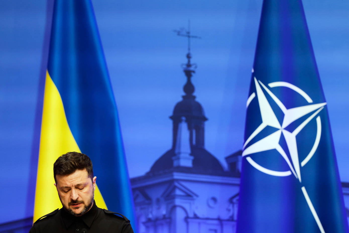 Tổng thống Volodymir Zelensky phát biểu tại cuộc họp báo bên lề hội nghị NATO tại Lithuania ngày 2/6. (Ảnh: AP) Tổng thống Volodymir Zelensky phát biểu tại cuộc họp báo bên lề hội nghị NATO tại Lithuania ngày 2/6. (Ảnh: AP)
