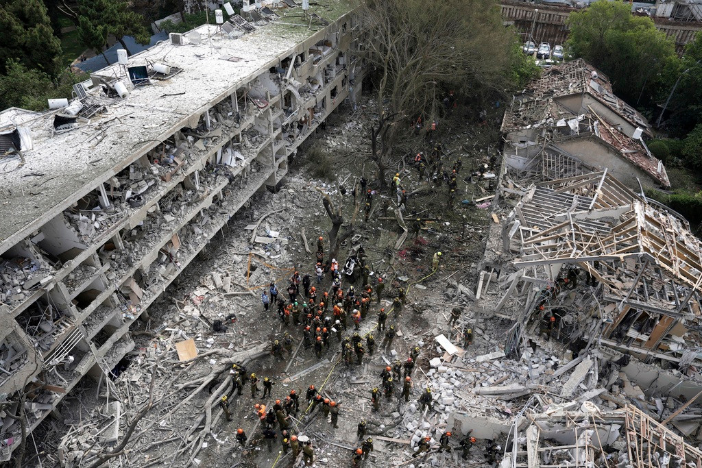 Một địa điểm thuộc Tel Aviv, Israel, tan hoang sau vụ tấn công bằng tên lửa Iran ngày 22/6. Ảnh: AP. Một địa điểm thuộc Tel Aviv, Israel, tan hoang sau vụ tấn công bằng tên lửa Iran ngày 22/6. Ảnh: AP.