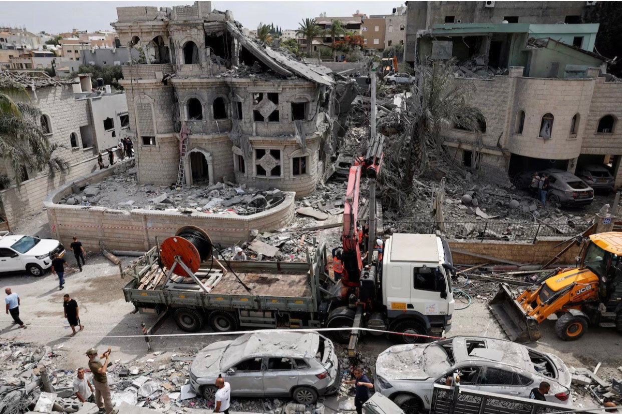 Các toà nhà dân cư ở Tamra, Israel, trở nên tan hoang sau khi trúng tên lửa Iran. (Ảnh: Reuters) Các toà nhà dân cư ở Tamra, Israel, trở nên tan hoang sau khi trúng tên lửa Iran. (Ảnh: Reuters)