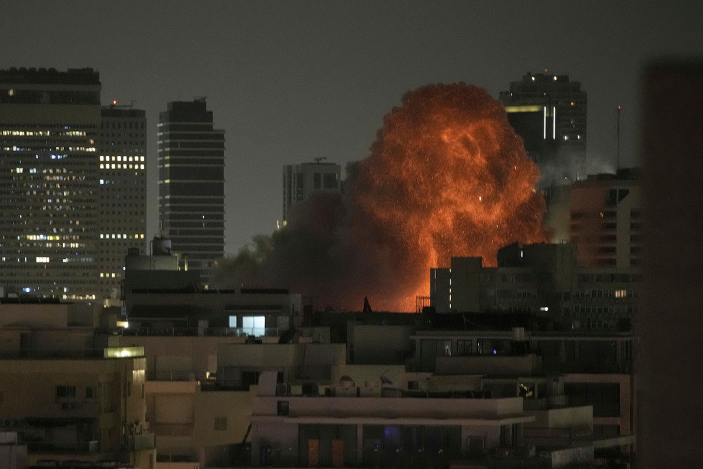 Một vụ nổ ở Tel Aviv trong cuộc tấn công đáp trả của Iran ngày 15/6. (Ảnh: AP)