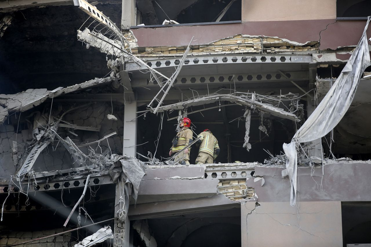 Hình ảnh hiện trường các địa điểm ở Iran sau khi bị Israel tấn công sáng 13/6. (Ảnh: Getty) Hình ảnh hiện trường các địa điểm ở Iran sau khi bị Israel tấn công sáng 13/6. (Ảnh: Getty)