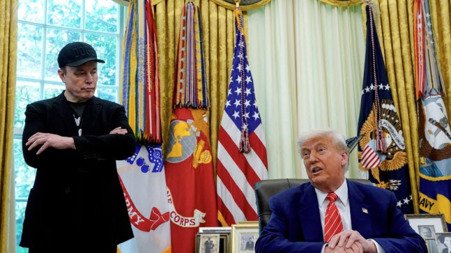 Tỷ phú Elon Musk đứng cạnh Tổng thống Trump khi vẫn là cố vấn của chính phủ. (Ảnh: WSJ)