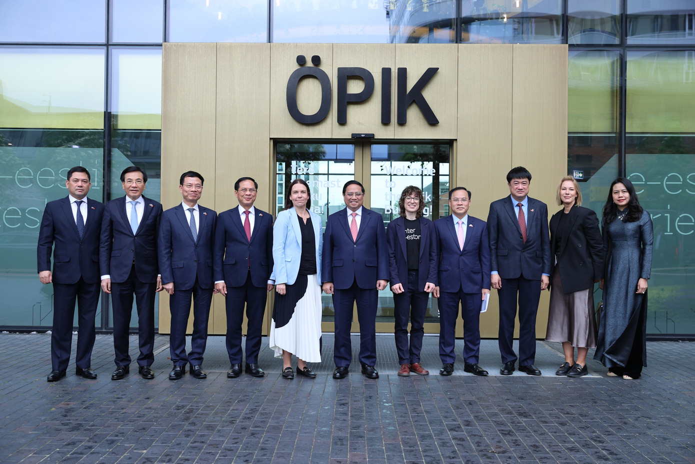 Thủ tướng Phạm Minh Chính và đoàn đại biểu cấp cao Việt Nam chụp ảnh chung với lãnh đạo và cán bộ Trung tâm e-Estonia Briefing Centre. Ảnh: VGP