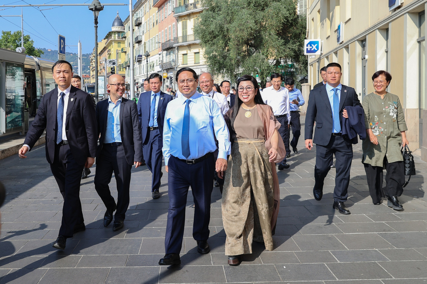 Thủ tướng Phạm Minh Chính và Phu nhân thăm phố cổ ở Nice. Ảnh: VGP