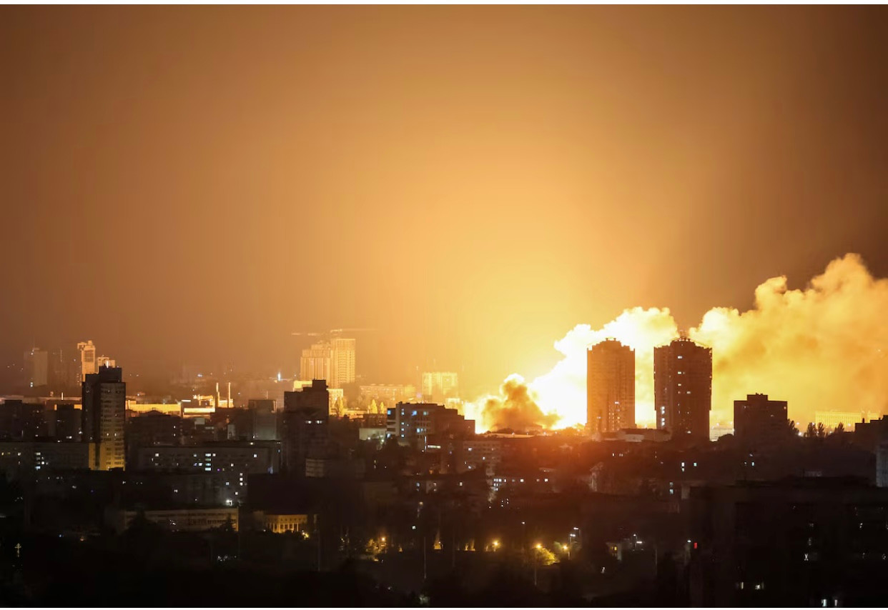 Khói bay lên ở Kiev sau cuộc tấn công bằng máy bay không người lái của Nga ngày 6/6. (Ảnh: Reuters) Khói bay lên ở Kiev sau cuộc tấn công bằng máy bay không người lái của Nga ngày 6/6. (Ảnh: Reuters)