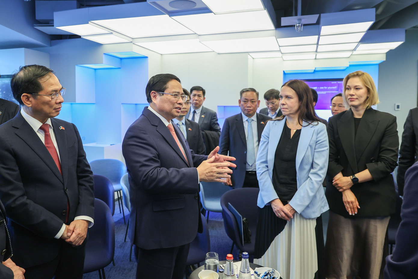 Thủ tướng Phạm Minh Chính trao đổi với đại diện Trung tâm e-Estonia. Ảnh: VGP