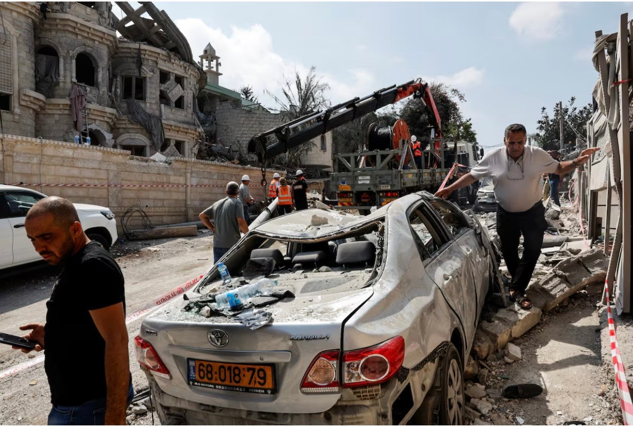 Một chiếc xe ở Tamran, miền bắc Israel, bẹp dúm sau vụ tấn công của Iran. (Ảnh: Reuters) Một chiếc xe ở Tamran, miền bắc Israel, bẹp dúm sau vụ tấn công của Iran. (Ảnh: Reuters)