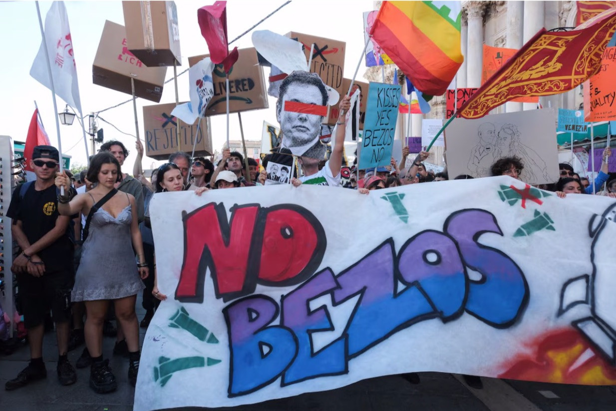 Hình ảnh các cuộc biểu tình ở Venice phản đối tỷ phú Jeff Bezos. (Ảnh: Reuters)