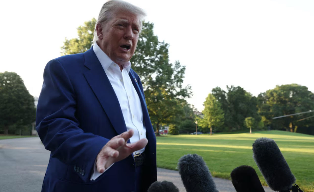 Tổng thống Mỹ Donald Trump phát biểu với các phóng viên trước khi lên đường đến Hà Lan dự thượng đỉnh Tổ chức Hiệp ước Bắc Đại Tây Dương (NATO). Ảnh: Reuters