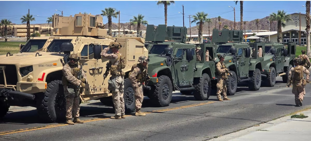 Lực lượng thuỷ quân lục chiến Mỹ xếp hàng khi chuẩn bị đến Los Angeles. (Ảnh: Reuters) Lực lượng thuỷ quân lục chiến Mỹ xếp hàng khi chuẩn bị đến Los Angeles. (Ảnh: Reuters)