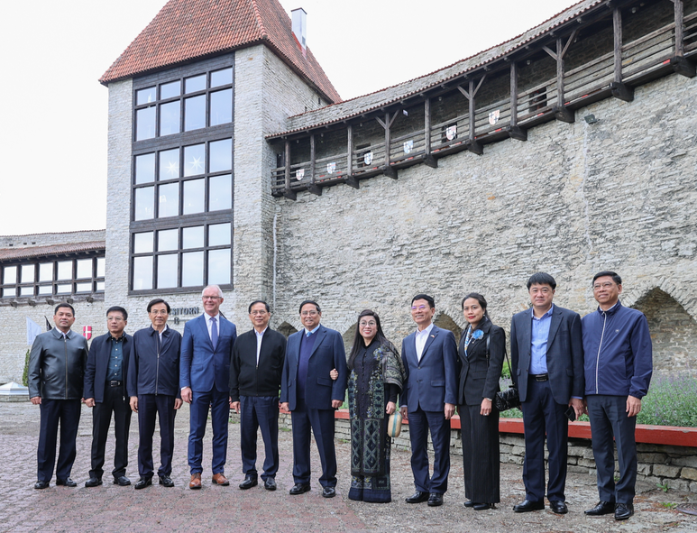 Thủ tướng Phạm Minh Chính và Phu nhân và đoàn đại biểu cấp cao Việt Nam thăm phố cổ Tallinn. Ảnh: VGP