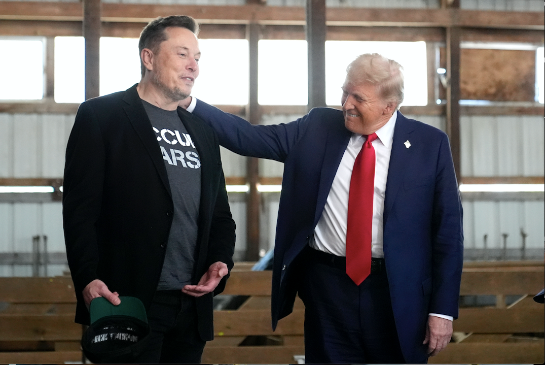Ông Trump và tỷ phú Elon Musk trong một sự kiện vào tháng 10/2024. (Ảnh: AP)