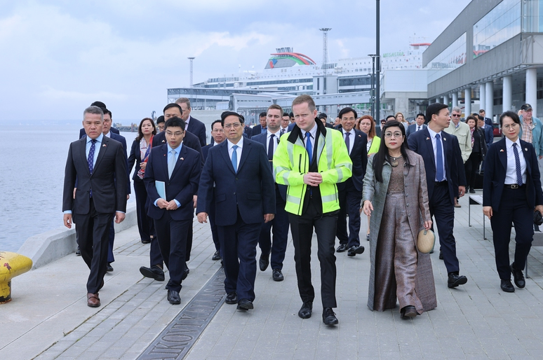 Thủ tướng Phạm Minh Chính và Phu nhân cùng đoàn đại biểu cấp cao Việt Nam thăm cảng Tallinn. Ảnh: VGP