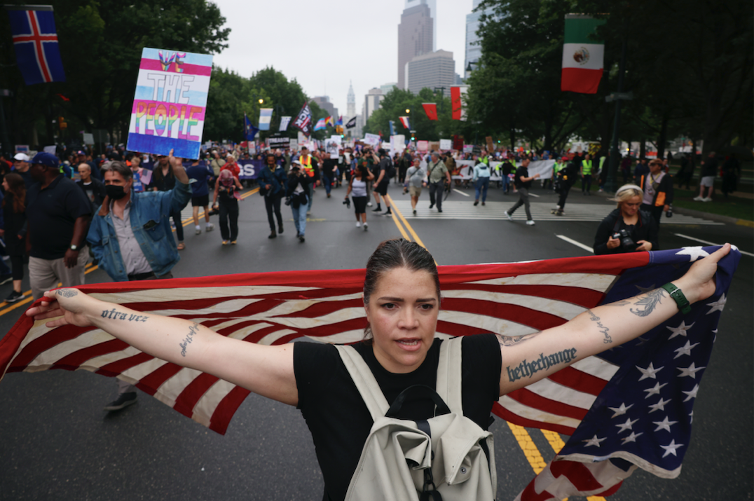 Người biểu tình trên đường phố Philadelphia ngày 14/6. (Ảnh: AP)