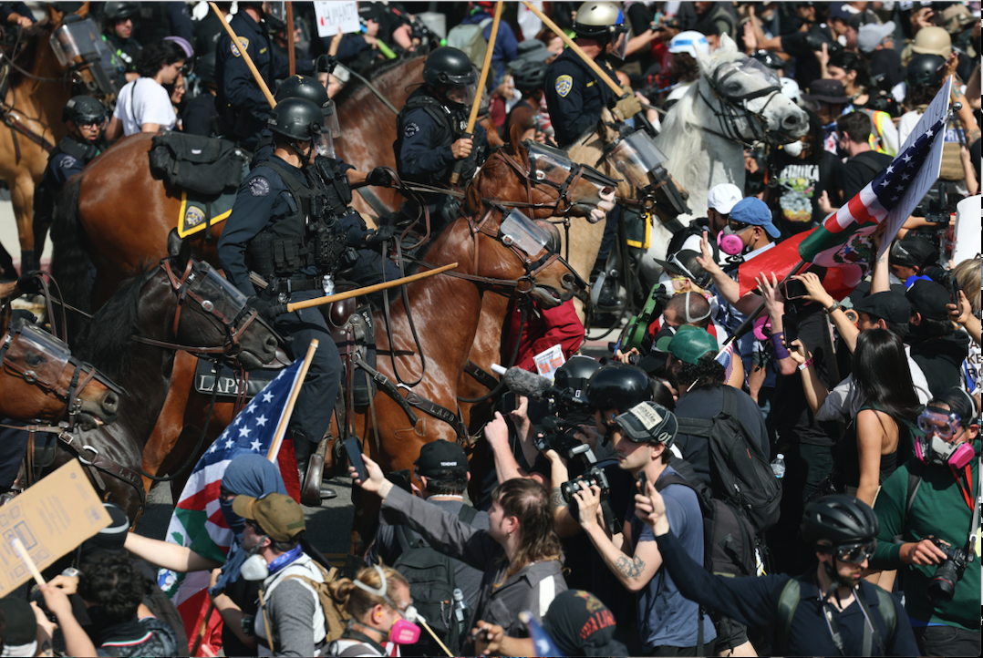 Người biểu tình và lực lượng thực thi pháp luật đối đầu ở Los Angeles. (Ảnh: AP)