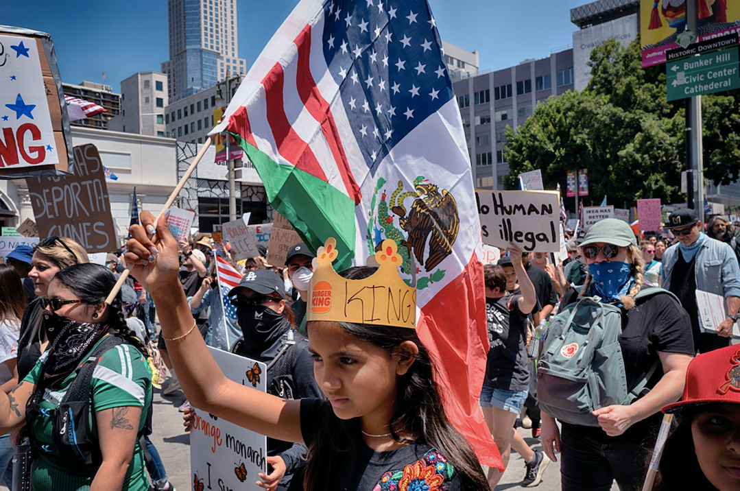 Đám đông tuần hành ở Los Angeles ngày 14/6. (Ảnh: AP)