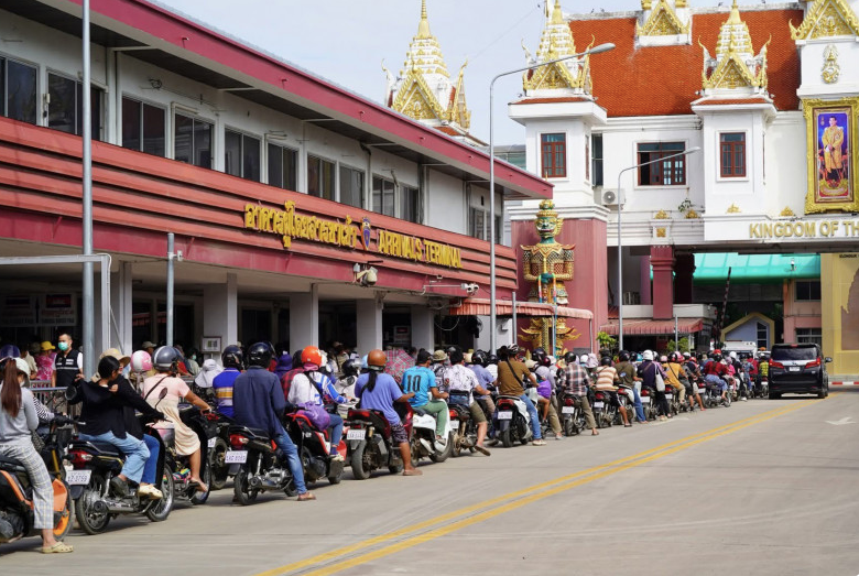 Người dân xếp hàng chờ mở trước một cửa khẩu Campuchia - Thái Lan. (Ảnh: Khmer Times) Người dân xếp hàng chờ mở trước một cửa khẩu Campuchia - Thái Lan. (Ảnh: Khmer Times)