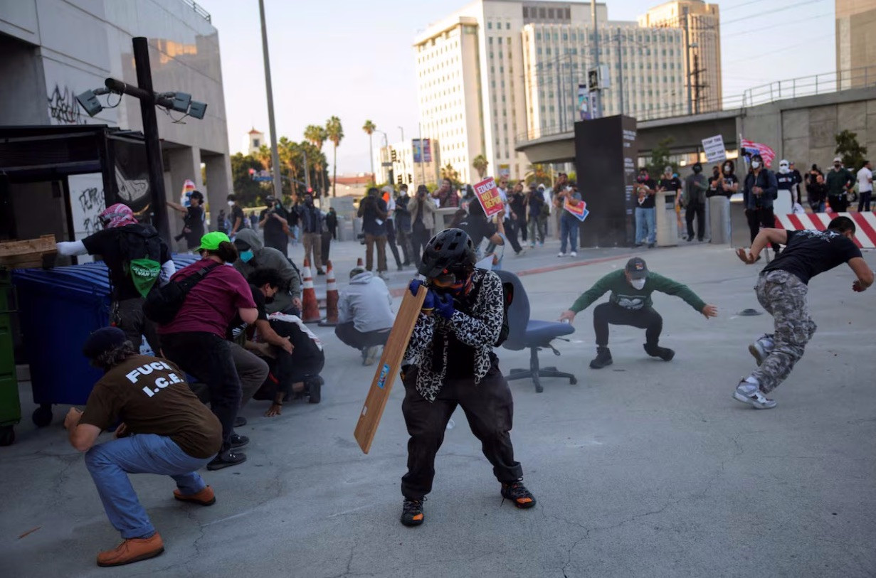 Cảnh sát trấn áp người biểu tình phản đối truy quét nhập cư ở Los Angeles ngày 6/6. (Ảnh: Reuters) Cảnh sát trấn áp người biểu tình phản đối truy quét nhập cư ở Los Angeles ngày 6/6. (Ảnh: Reuters)