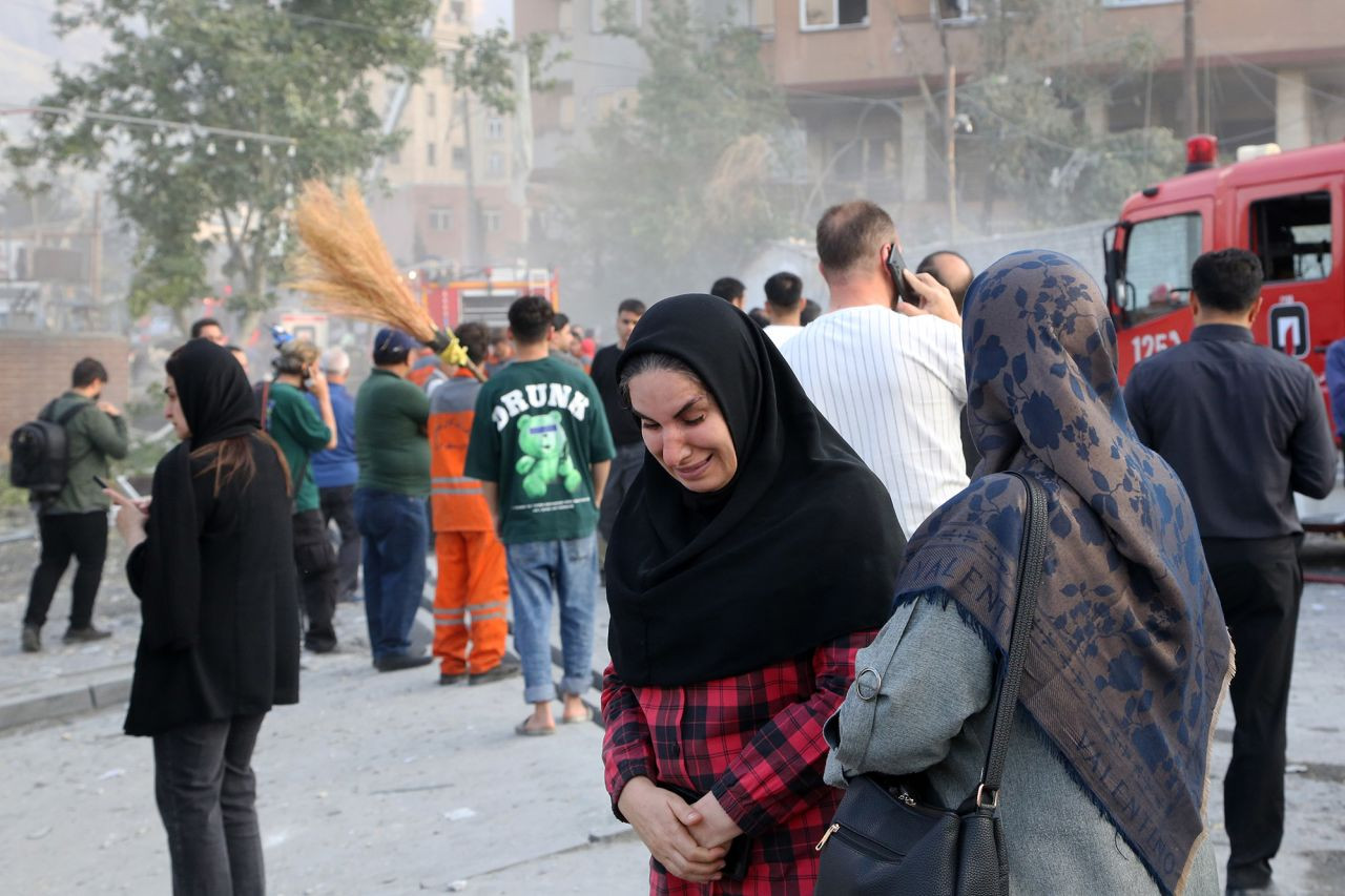 Hình ảnh hiện trường các địa điểm ở Iran sau khi bị Israel tấn công sáng 13/6. (Ảnh: Getty) Hình ảnh hiện trường các địa điểm ở Iran sau khi bị Israel tấn công sáng 13/6. (Ảnh: Getty)