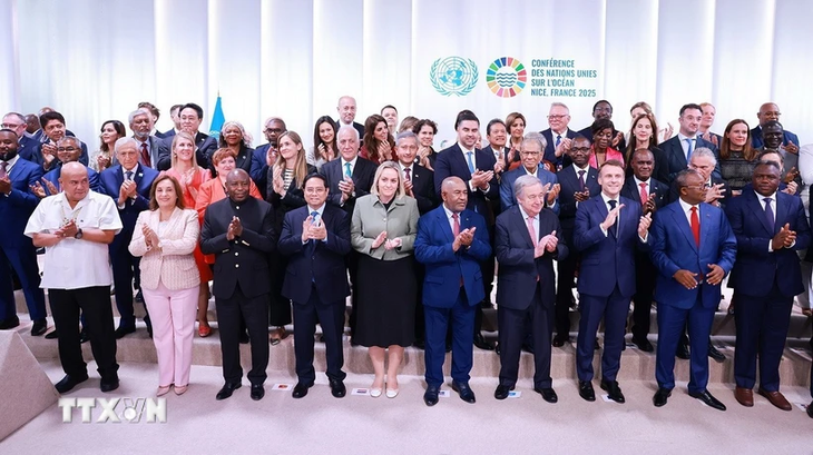 Thủ tướng Phạm Minh Chính cùng Tổng thống Pháp Emmanuel Macron, Tổng Thư ký LHQ Antonio Guterres chụp ảnh chung tại sự kiện. Ảnh: TTXVN.