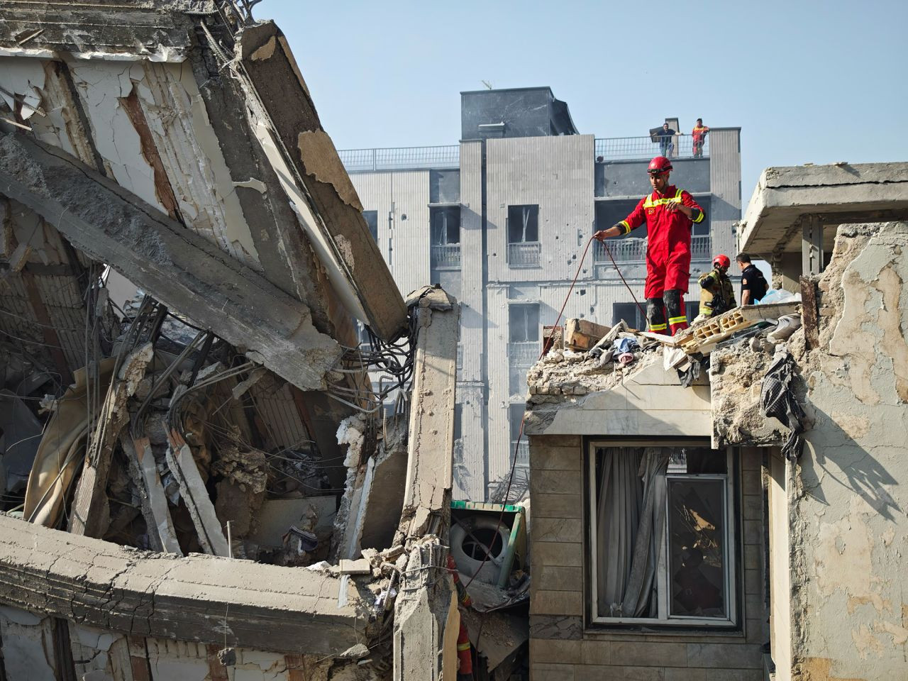 Hình ảnh hiện trường các địa điểm ở Iran sau khi bị Israel tấn công sáng 13/6. (Ảnh: Getty) Hình ảnh hiện trường các địa điểm ở Iran sau khi bị Israel tấn công sáng 13/6. (Ảnh: Getty)