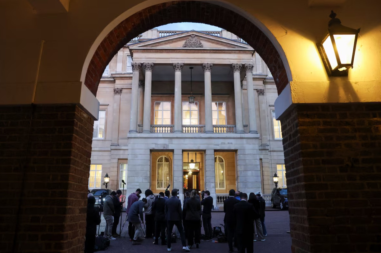 Các phóng viên chờ bên ngoài Lancaster House, nơi diễn ra cuộc đàm phán giữa hai phái đoàn Mỹ và Trung Quốc tại London. (Ảnh: Reuters) Các phóng viên chờ bên ngoài Lancaster House, nơi diễn ra cuộc đàm phán giữa hai phái đoàn Mỹ và Trung Quốc tại London. (Ảnh: Reuters)