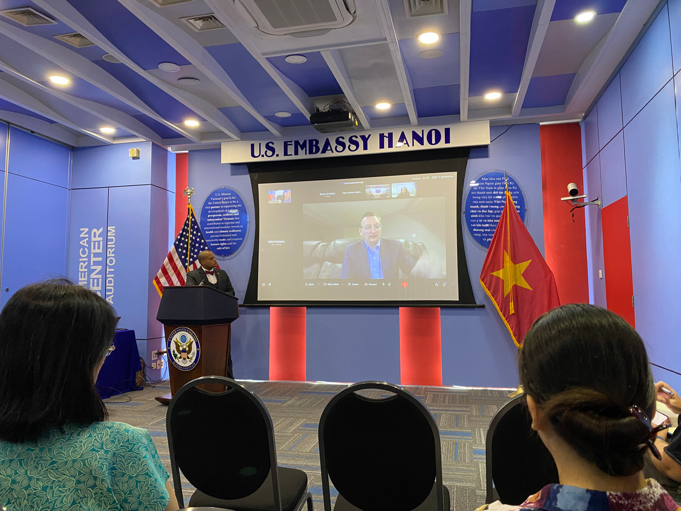 Ông Michael Hough trong cuộc trao đổi trực tuyến chiều 4/6. (Ảnh: Thu Loan)