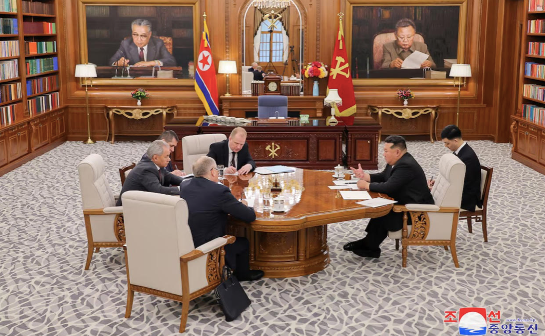 Chủ tịch Triều Tiên Kim Jong Un tiếp Thư ký Hội đồng an ninh Nga Sergei Shoigu, ngày 4/6. (Ảnh: KCNA)