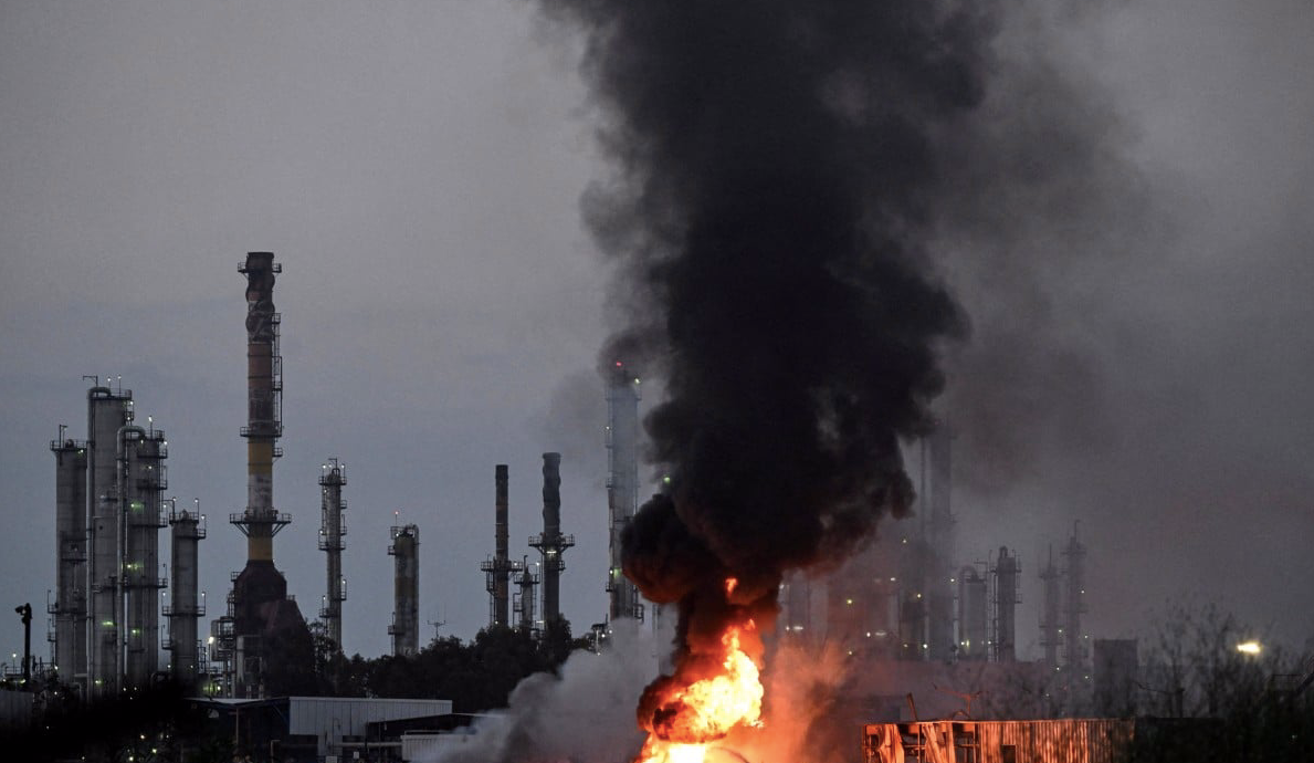 Một địa điểm ở Haifa, Israel, bốc cháy sau khi bị Iran tấn công. (Ảnh: Reuters)