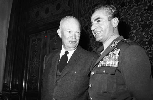 Tổng thống Mỹ Dwight D. Eisenhower và Quốc vương Iran Mohammed Reza Pahlavi tại Tehran năm 1959. (Ảnh: AP)