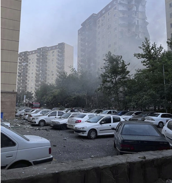 Một toà nhà ở thủ đô Tehran bị hư hại sau cuộc tấn công sáng nay của Israel. Ảnh: AP Một toà nhà ở thủ đô Tehran bị hư hại sau cuộc tấn công sáng nay của Israel. Ảnh: AP