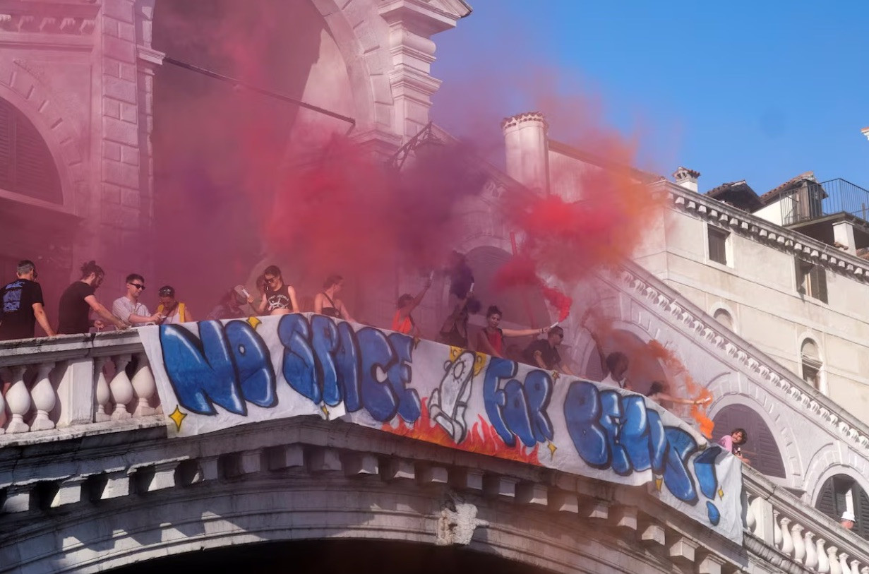 Hình ảnh các cuộc biểu tình ở Venice phản đối tỷ phú Jeff Bezos. (Ảnh: Reuters)