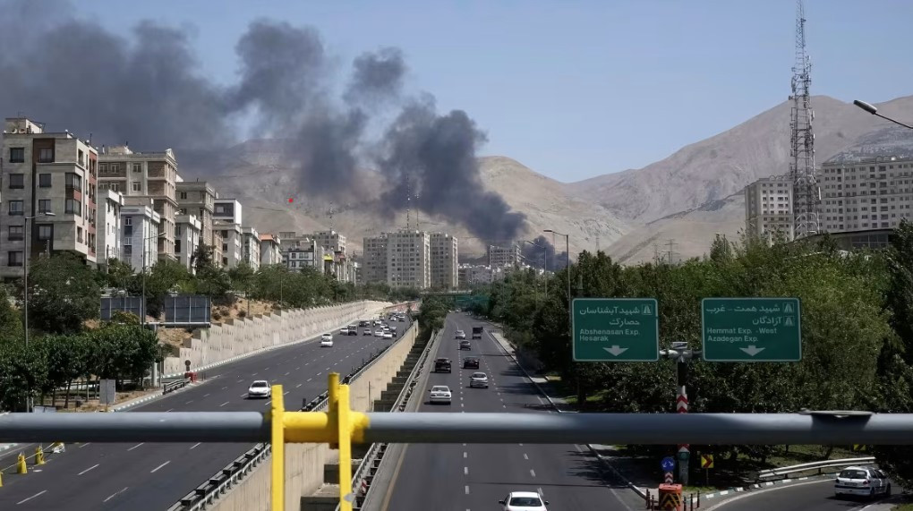 Khói bay lên từ một cơ sở dầu ở Tehran sau khi bị Israel tấn công ngày 16/6. (Ảnh: AP) Khói bay lên từ một cơ sở dầu ở Tehran sau khi bị Israel tấn công ngày 16/6. (Ảnh: AP)