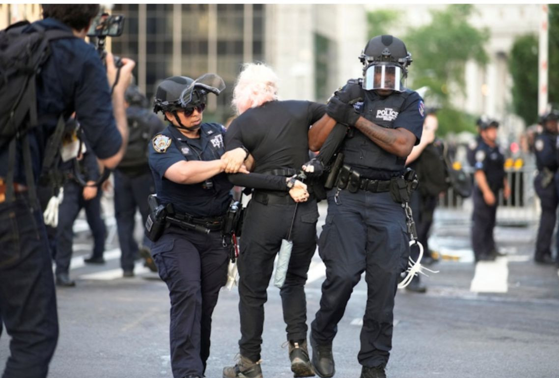 Hàng trăm người bị bắt trong làn sóng biểu tình ở trung tâm thành phố Los Angeles. (Ảnh: Reuters) Hàng trăm người bị bắt trong làn sóng biểu tình ở trung tâm thành phố Los Angeles. (Ảnh: Reuters)