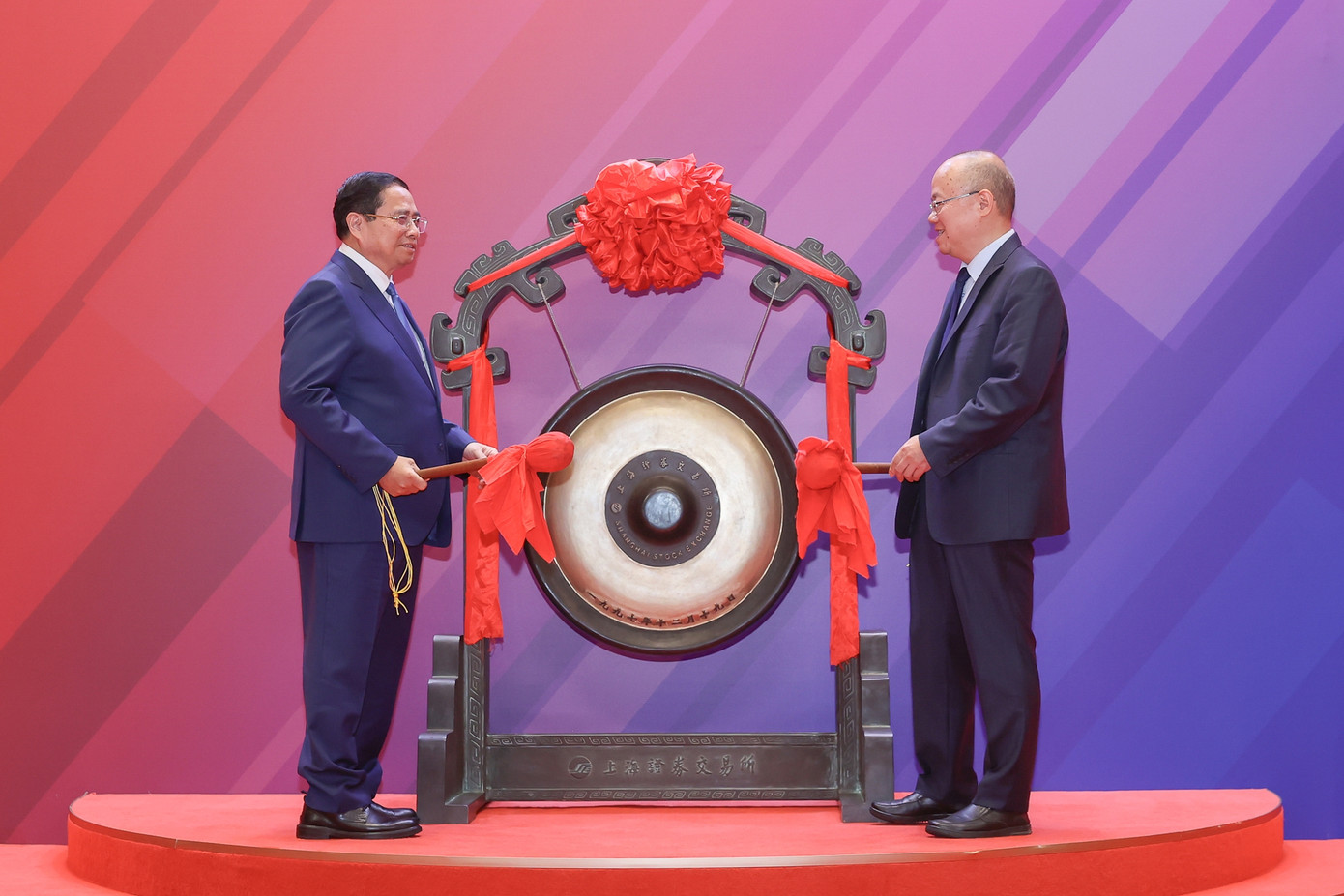 Thủ tướng Phạm Minh Chính thực hiện nghi thức đánh cồng khai mạc phiên giao dịch tại Sàn Giao dịch chứng khoán Thượng Hải (SSE). Ảnh: Nhật Bắc