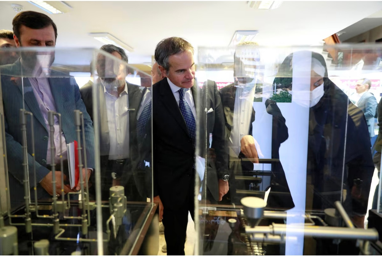 Tổng giám đốc IAEA Rafael Grossi thăm triển lãm thành tựu hạt nhân Iran tại Tehran, ngày 17/4/2025. (Ảnh: WANA)