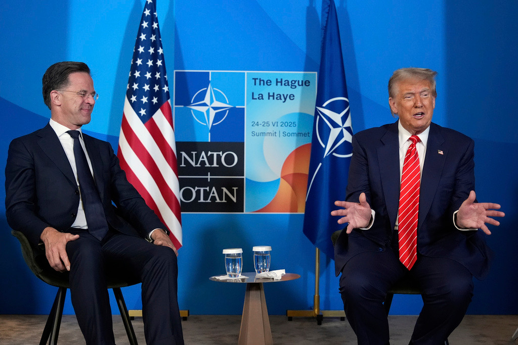 Tổng thư ký NATO Mark Rutte trong cuộc gặp Tổng thống Mỹ Donald Trump tại Hà Lan, ngày 25/6. (Ảnh: AP)