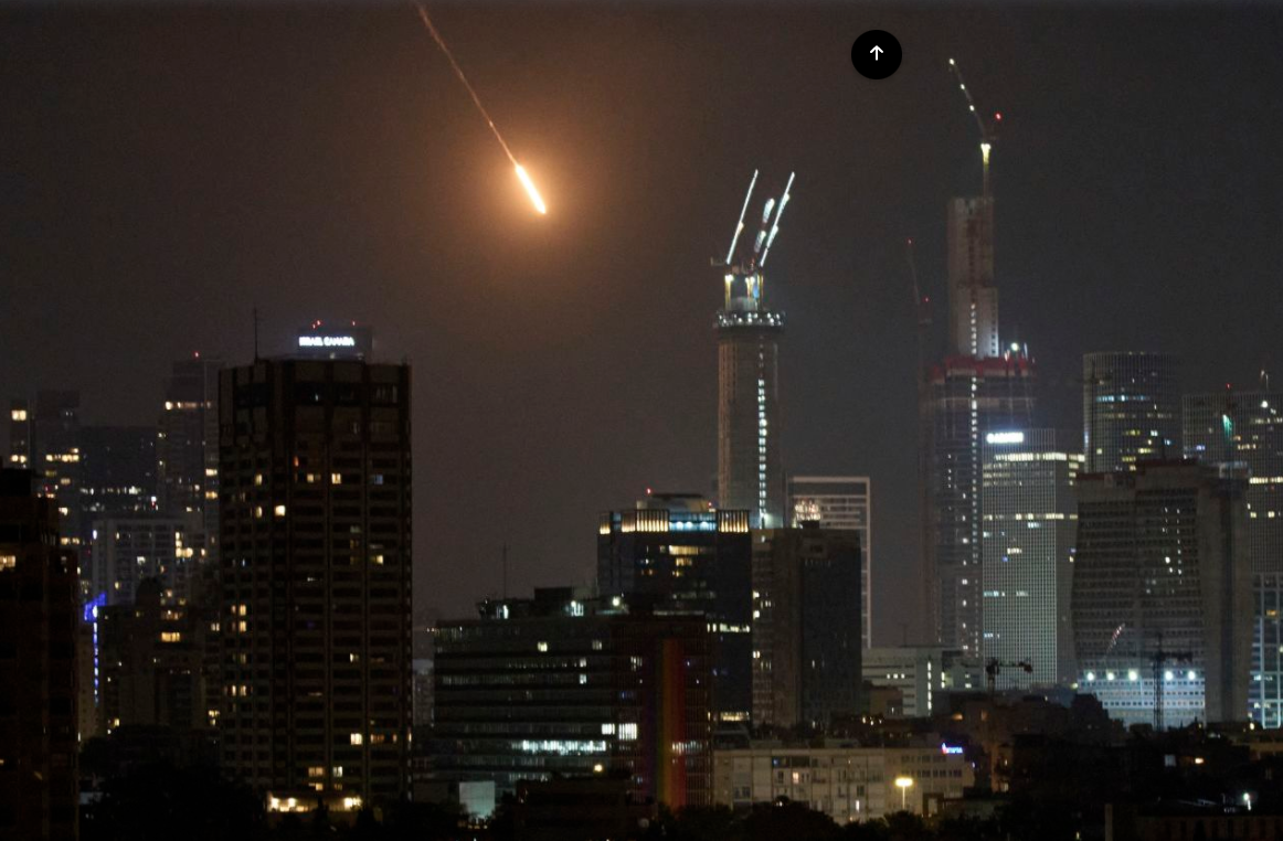 Một tên lửa bắn vào thành phố Tel Aviv của Israel tối 13/6. (Ảnh: AP) Một tên lửa bắn vào thành phố Tel Aviv của Israel tối 13/6. (Ảnh: AP)