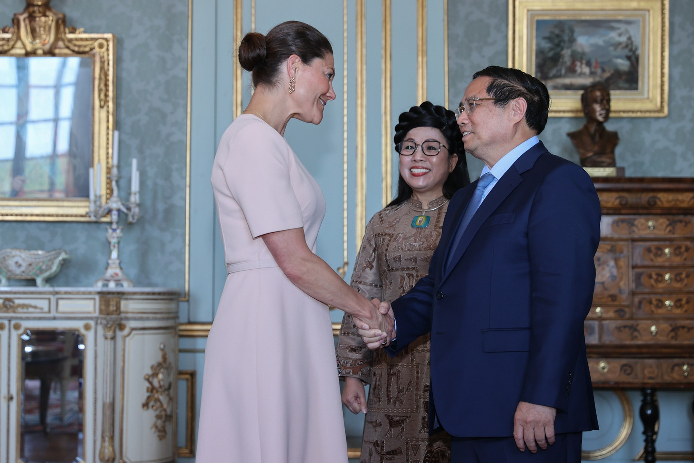 Công chúa Thụy Điển Victoria vui mừng chào đón Thủ tướng Phạm Minh Chính và Phu nhân. Ảnh: VGP