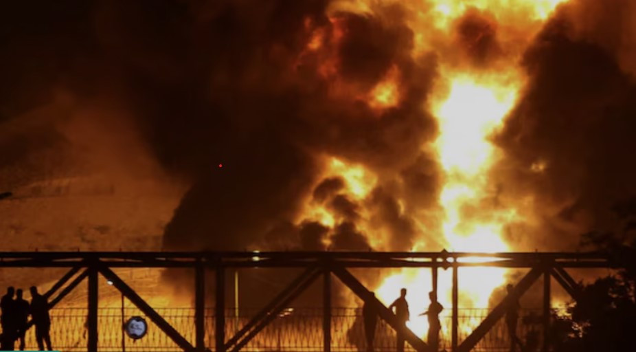 Một vụ nổ gần khu tổ hợp hạt nhân Fordow của Iran sau đòn tấn công của Israel. (Ảnh: AP)