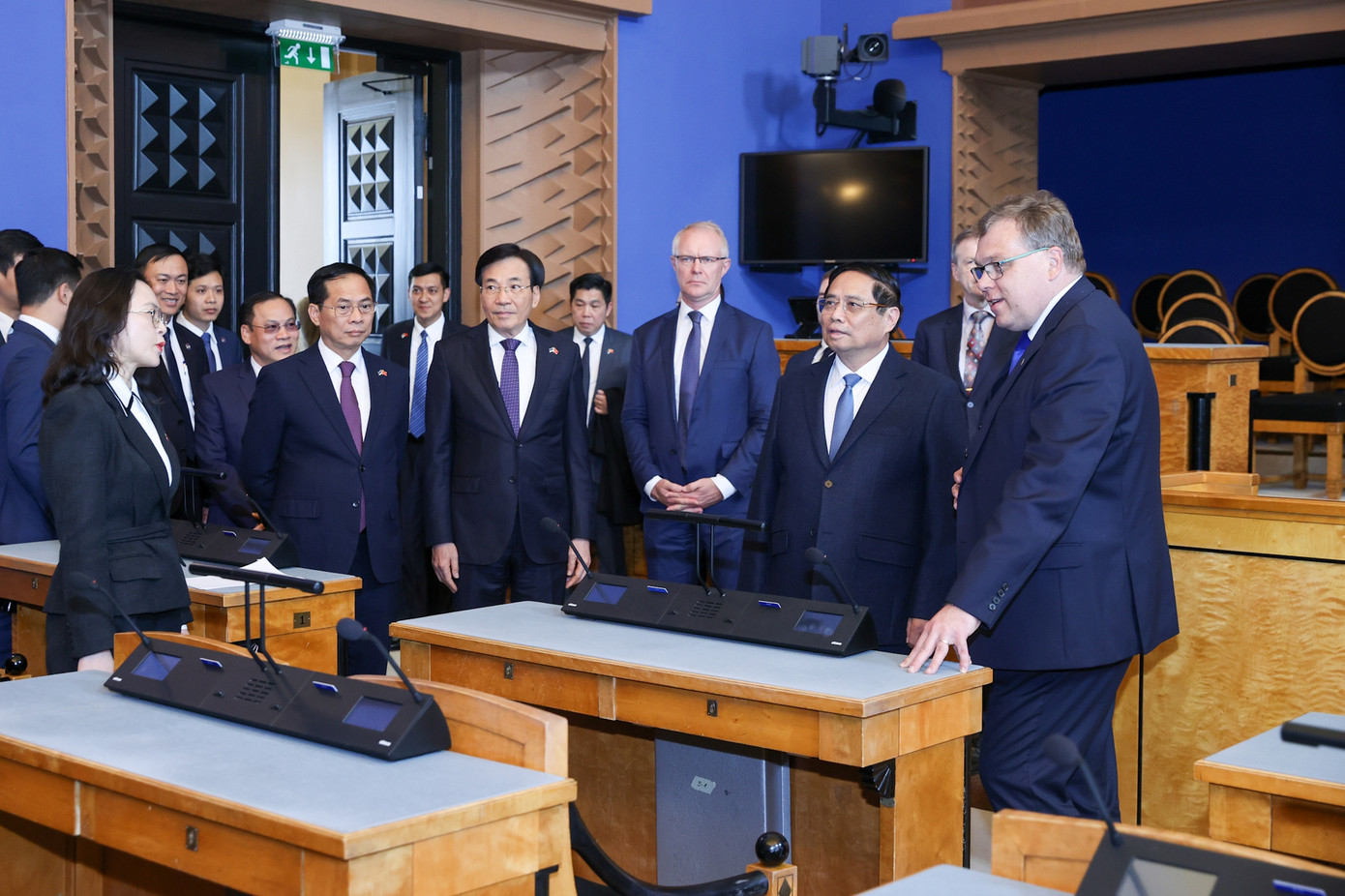 Thủ tướng Phạm Minh Chính tham quan trụ sở Quốc hội Estonia. Ảnh: VGP