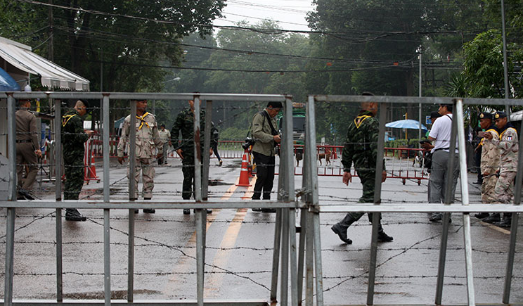 Lính Thái Lan làm nhiệm vụ ở trạm kiểm soát biên giới O'smack. (Ảnh: Khmer Times) Lính Thái Lan làm nhiệm vụ ở trạm kiểm soát biên giới O'smack. (Ảnh: Khmer Times)