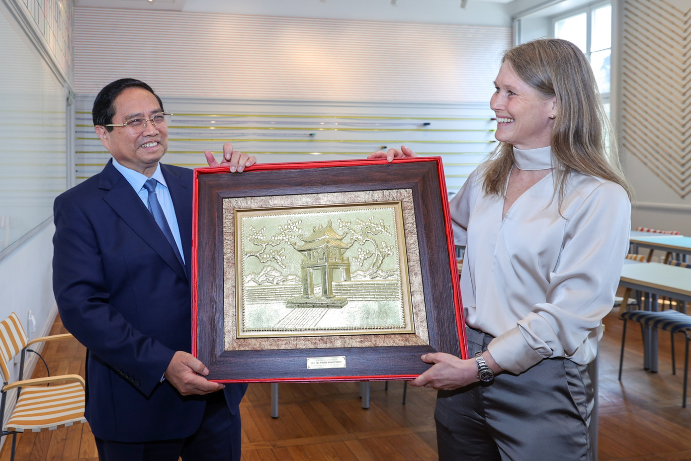 Thủ tướng tặng tranh cho Đại học Kinh tế Stockholm. Ảnh: VGP