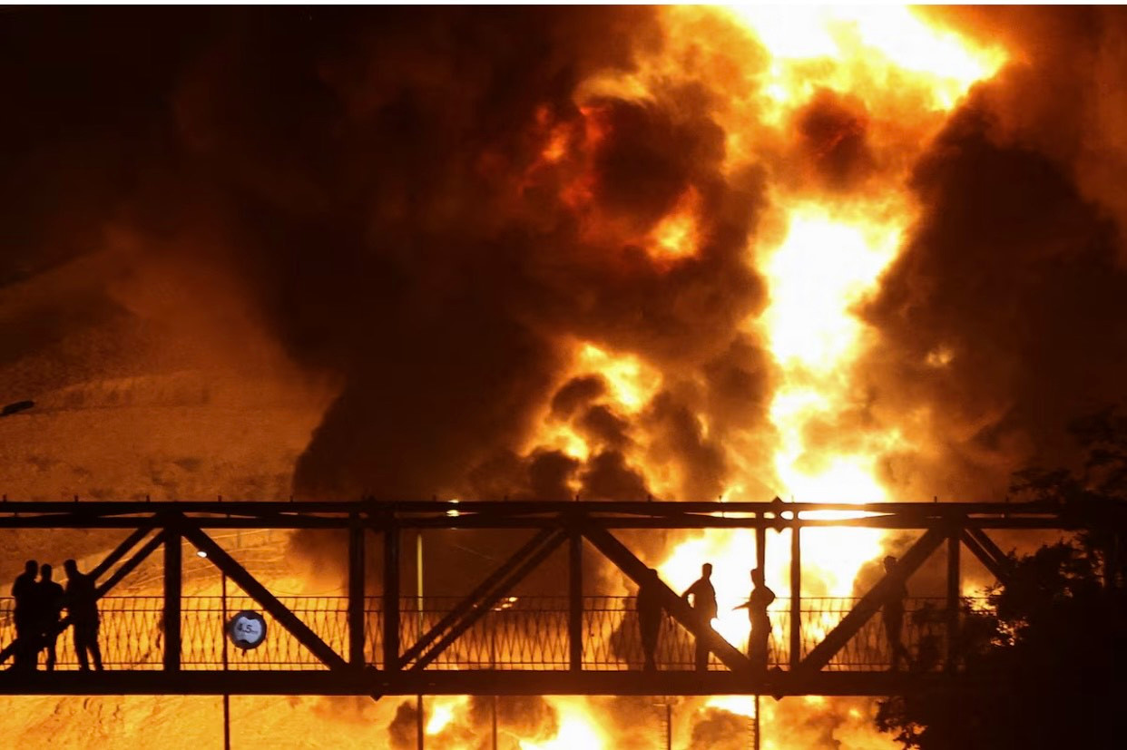 Đám cháy lớn ở kho dầu Sharan của Iran sau vụ tấn công của Israel. (Ảnh: Reuters) Đám cháy lớn ở kho dầu Sharan của Iran sau vụ tấn công của Israel. (Ảnh: Reuters)